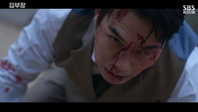 In the SBS drama *Director Kim*, So Ji-sub, who plays Director Kim, tracked down Joo Sang-wook—who plays Joo Kang-chan, the man who kidnapped his daughter Min-ji—to exact a satisfying revenge and secure a heartfelt apology from him. Later, Director Kim surrendered himself to the Special Investigations Bureau to ensure Min-jis safety, leading to a heartbreaking farewell.In the drama, Director Kim and his colleagues successfully rescued Min-ji despite the threats sent by Joo Kang-chan. Director Kim went directly to Joo Kang-chans home to confront him about the kidnapping and his attempts to cover it up; enraged by Joo Kang-chans arrogant attitude, he subdued him. Ultimately, Ju Kang-chan knelt before Min-ji and apologized.After the case was resolved, Director Kim confessed to Min-ji that he was from North Korea and bid her farewell. Min-ji expressed her deep affection for her father and saw him off with tears in her eyes.In the end, Director Kim surrendered to the Special Investigations Bureau on the condition that Min-jis safety be guaranteed. Unlike his colleagues who were arrested alongside him, Director Kim was ultimately handed over to North Korea, heightening curiosity about future developments.