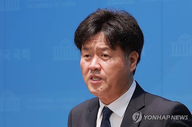민주당 최고위원 도전하는 김용 전 부원장 (서울=연합뉴스) 신현우 기자 = 김용 전 민주연구원 부원장이 8일 국회 소통관에서 더불어민주당 최고위원 출마를 선언하고 있다. 2026.7.8 nowwego@yna.co.kr