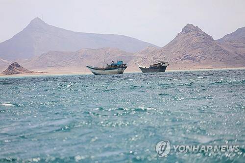 바브엘만데브 해협의 선박 [로이터=연합뉴스 자료사진. 재판매 및 DB 금지]