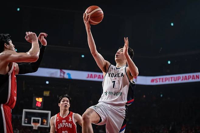 슛하는 이현중 (서울=연합뉴스) 1일 일본 오키나와현 아레나에서 열린 2027 국제농구연맹(FIBA) 월드컵 아시아 예선 1라운드 B조 4차전 일본과의 경기에서 이현중(1번)이 슛하고 있다. 이날 한국대표팀은 72-78로 졌다. 2026.3.1 [FIBA 제공. 재판매 및 DB 금지] photo@yna.co.kr