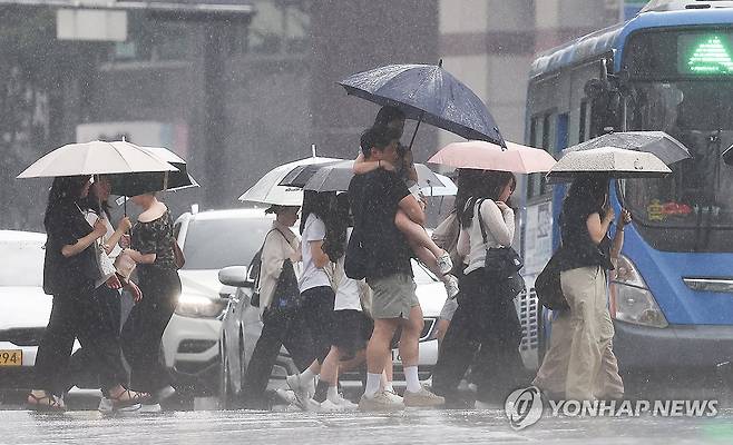 장맛비 쏟아지는 대구 (대구=연합뉴스) 윤관식 기자 = 17일 대구 중구 동성로에서 시민들이 우산을 쓰고 쏟아지는 장맛비를 피하며 이동하고 있다. 2026.7.17 psik@yna.co.kr
