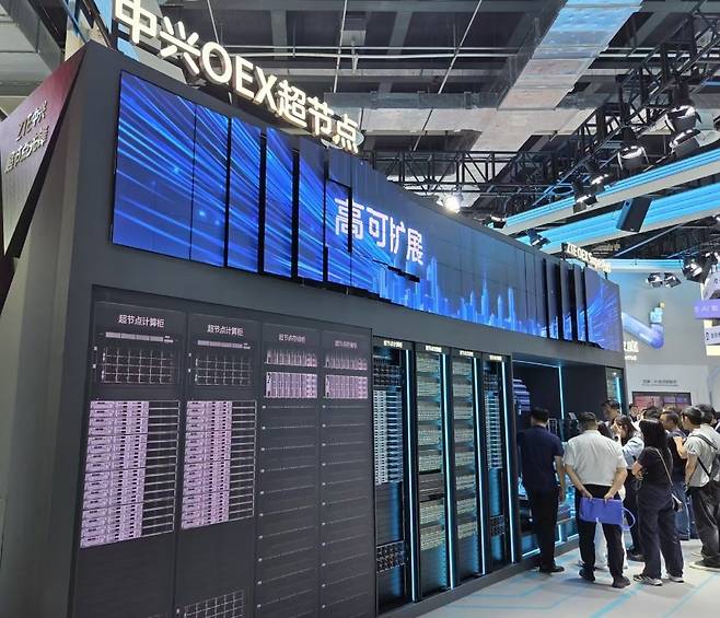 중싱통신(ZTE)의 'OEX 슈퍼노드' (상하이=연합뉴스) 차병섭 특파원 = 17일(현지시간) 중국 상하이의 2026 세계인공지능대회(WAIC) 행사장에 중싱통신(ZTE)의 'OEX 슈퍼노드'가 전시돼 있다. 2026.07.17 bscha@yna.co.kr (끝)