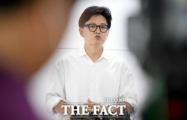 한 의원은 16일 국회에서 기자들과 만나 "미래의 보수 재건과 승리를 바라보겠다"며 복당 의지를 거듭 강조했다. / 박상민 기자