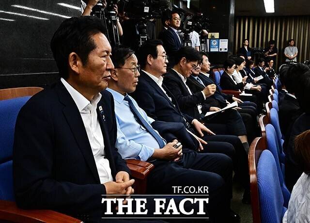 청래 전 대표 체제에서 진행됐던 의원총회는 당 지도부의 입장을 일방적으로 전달하는 자리에 가까웠다는 불만이 당내에서 제기됐다. 사진은 14일 국회에서 열린 의원총회에 참석한 정청래 민주당 대표의 모습. /배정한 기자