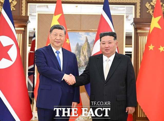 북한과 중국이 우호조약 체결 65주년을 계기로 실질적인 협력 확대에 나섰다는 분석이 나온다. 사진은 지난달 8일 북한 평양 금수산영빈관에서 김정은 북한 국무위원장(오른쪽)과 시진핑 중국 국가주석이 정상회담에 앞서 악수하는 모습. /신화통신. 뉴시스.