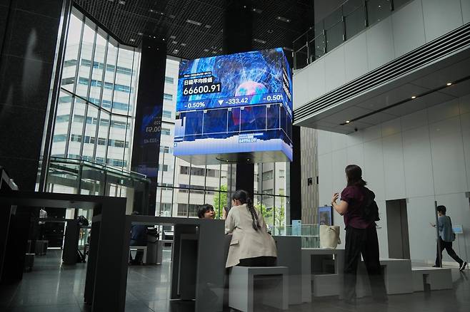 인공지능(AI) 투자 확대와 고평가에 대한 우려가 17일 아시아 증시를 덮치면서 하락 마감했다. 지난달 2일 일본 도쿄의 한 증권사에서 주식 현황을 볼 수 있는 모니터가 걸려 있다. 2026.07.17 도쿄=AP/뉴시스