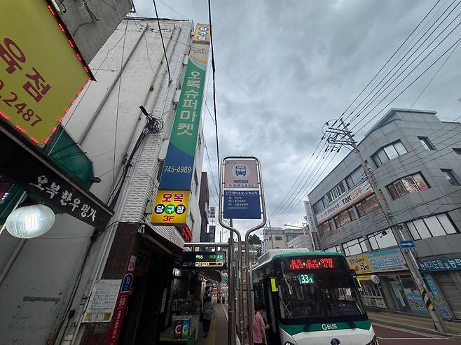 오정세는 촬영이 없으면 부모님이 운영하는 경기 성남시 오복슈퍼마켓에서 일하고는 했다. 성남=라제기 영화전문기자