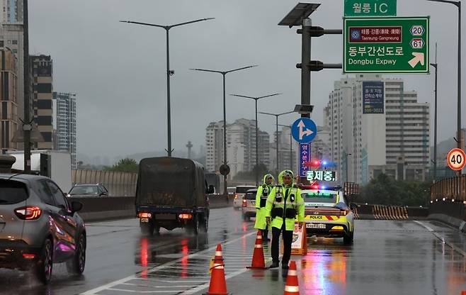 집중호우가 내린 18일 서울 동부간선도로 전구간이 전면 통제되고 있다. 연합뉴스