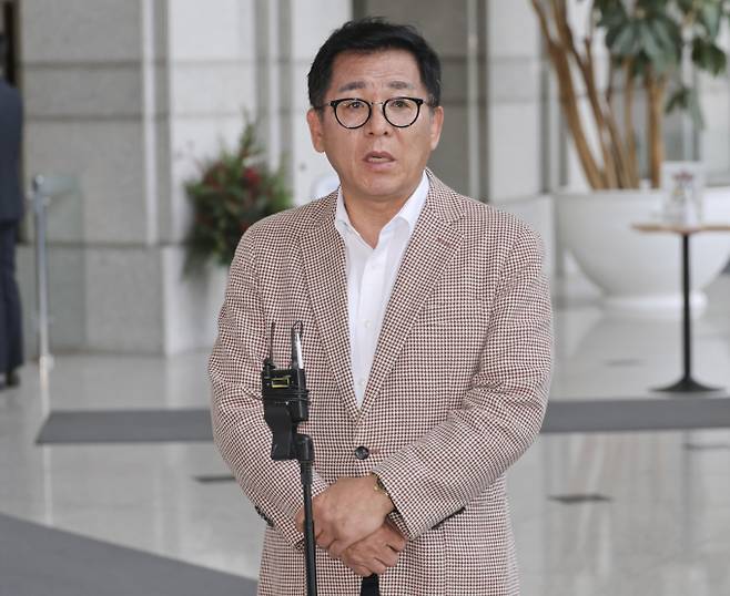 국회 윤석열 정권 정치검찰 조작기소 의혹 사건 진상규명 국정조사특별위원회 소속 이상휘 국민의힘 의원이 지난 4월23일 오전 서울 여의도 금융감독원에서 열린 쌍방울 주가 조작 무마 의혹 관련 현장조사를 마친 후 취재진에게 브리핑을 하고 있다./사진제공=뉴스1