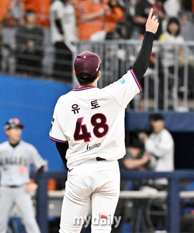 13일 오후 서울 고척스카이돔에서 진행된 '2026 프로야구 KBO리그' 키움히어로즈와 한화이글스의 경기. 키움 유토가 9회초 삼자범퇴 무실점으로 막아낸 뒤 환호하고 있다./마이데일리