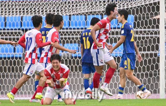 2026년 7월 18일 오후 강원도 태백종합운동장에서 열린 '제62회 추계대학축구연맹전' 결승, 한남대학교와 울산대학교의 경기.한남대 이태성이 전반 역전골을 넣고 기뻐하고 있다./태백=유진형 기자