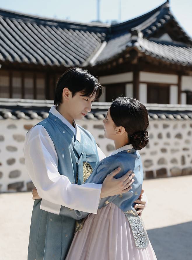 서울 중구 남산골한옥마을에서 식을 올린 한 커플이 스냅 사진을 촬영한 모습. [남산골한옥마을 제공]