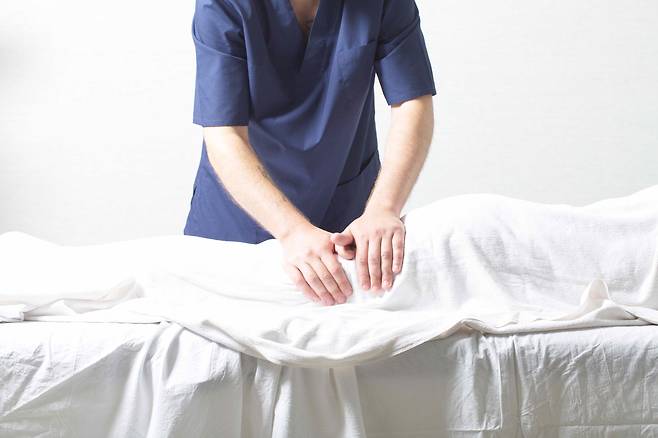 이달부터 도수치료 관리급여와 체외충격파 가이드라인이 시행되며 실손보험 청구 기준이 바뀌었다. 일괄결제 시 세부내역서 확인, 24회 예외 소견서 요건, 체외충격파 횟수 계산법 등 가입자가 청구 전 챙겨야 할 대목을 짚어봤다. [123rf]