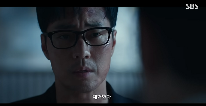 17일 방송된 SBS 금토드라마 ‘김부장’ 7회가 강렬한 액션을 선보이며&nbsp;방송 직후 시청자들의 다양한 반응을 이끌어냈다. 시청자들은 ‘시원하다’는 의견과 ‘싸움을 말려서 아쉽다’는 의견 등을 보였다. SBS 스브스 Drama