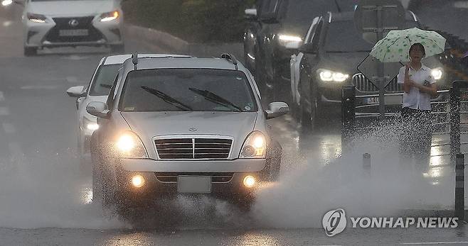 호우주의보 발효된 대구 (대구=연합뉴스) 윤관식 기자 = 대구에 호우주의보가 발효된 17일 대구 수성구 두산오거리에서 차량이 물보라를 일으키며 주행하고 있다. 2026.7.17 psik@yna.co.kr
