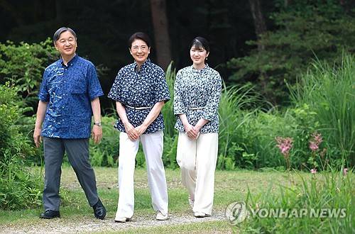 나루히토 일왕(왼쪽부터)과 마사코 왕비, 아이코 공주 [교도=연합뉴스. 재판매 및 DB 금지]