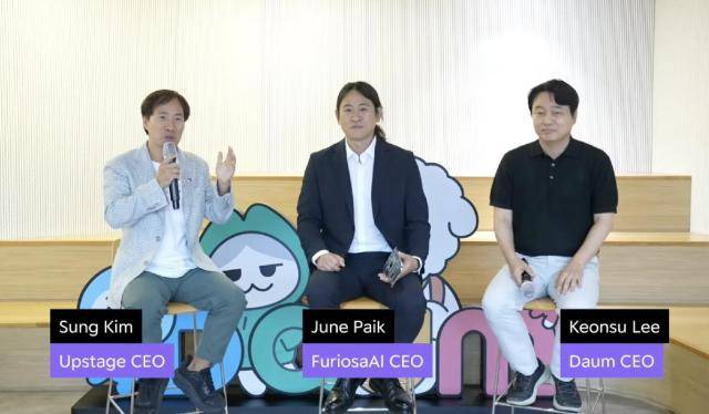 15일 김성훈 업스테이지 대표와 백준호 퓨리오사AI 대표, 이건수 AXZ 대표는 온라인 대담을 열고 이들이 협력한 다음의 실시간 검색 요약 서비스 ‘AI 오버뷰’ 사례를 소개했다. [사진=업스테이지, 퓨리오사AI, AXZ 온라인 대담 화면]