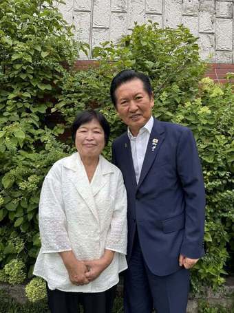 정청래 전 더불어민주당 대표(왼쪽)와 고(故) 이해찬 전 국무총리의 배우자 김정옥 여사(정 전 대표 페이스북 갈무리).