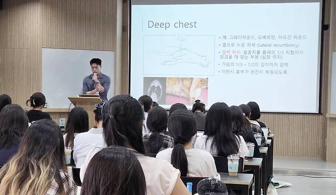 장범수 로얄동물메디컬센터 강동 수의사가 '2026 동물보건사 연수교육'에서 반려동물 체형에 따른 심폐소생술 방법을 소개하고 있다. ⓒ 뉴스1