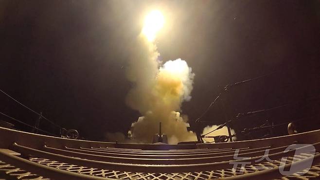 미 중부사령부(CENTCOM)가 배포한 이란 공습 영상 캡처 화면. 영상에는 미군의 공습 당시 발사체가 발사되는 모습이 담겨 있다. 2026.07.12 . 출처: CENTCOM ⓒ 로이터=뉴스1