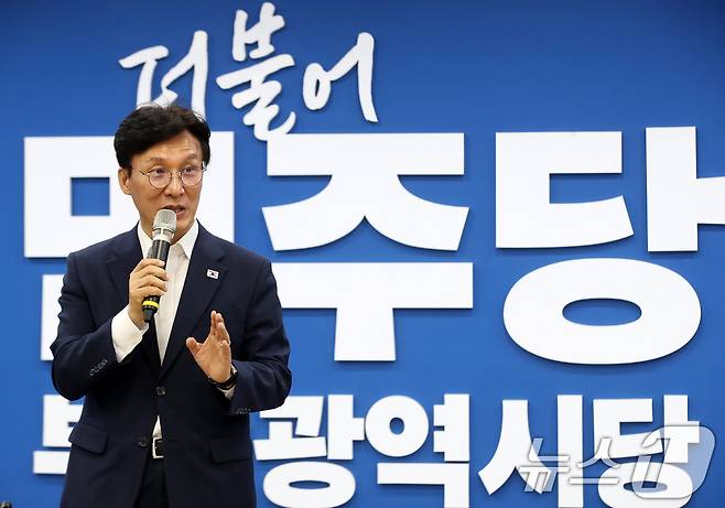 더불어민주당 당권 주자인 김민석 전 총리가 19일 부산 동구 더불어민주당 부산시당에서 열린 부산 권리당원 간담회에 참석해 발언하고 있다. 2026.7.19 ⓒ 뉴스1 윤일지 기자