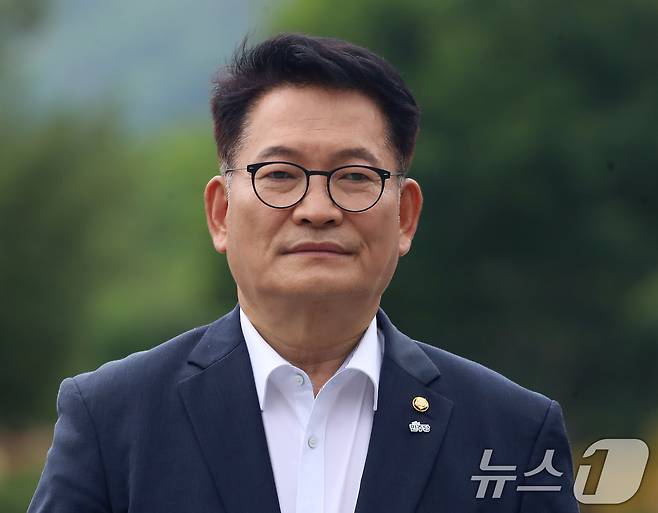 더불어민주당 당권 주자인 송영길 전 대표가 19일 경남 김해 진영읍 봉하마을을 찾아 고 노무현 전 대통령 묘역을 참배하고 있다. 2026.7.19 ⓒ 뉴스1 윤일지 기자