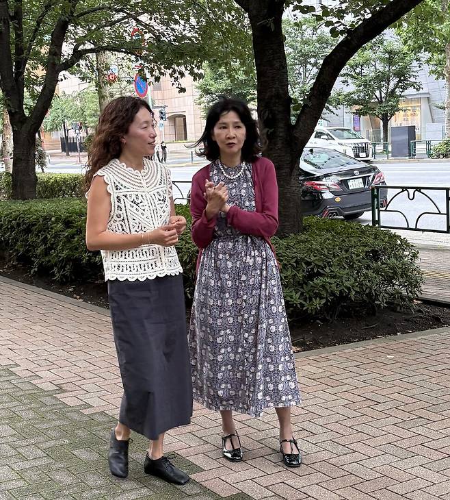 에세이 ‘말과 말의 술래잡기’를 한·일 양국에서 동시 출간한 ‘시인’ 번역가 사이토 마리코(오른쪽)와 ‘소설가’ 번역가 정수윤씨가 지난 3일 도쿄의 유명 서점 거리 진보초를 함께 걷고 있다. 돌베개 제공