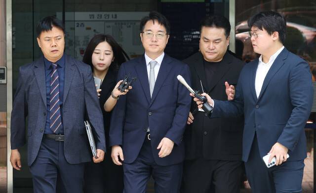 심우정 전 검찰총장이 지난 16일 내란 및 직권남용 혐의 구속 전 피의자심문(영장실질심사)을 마치고 서울중앙지법원을 나서고 있다. 공동취재사진