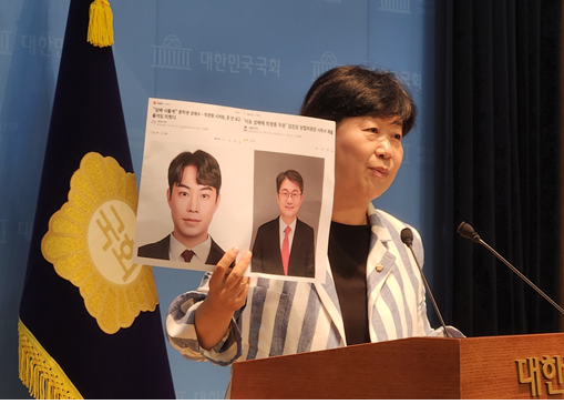 서영교 국회 법제사법위원장이 19일 국회 소통관에서 기자회견을 열고 최영중 전 청주시의원과 김진모 전 국민의힘 청주 서원 당협위원장에 대한 기사를 들어 보이고 있다. 서영교 위원장 제공