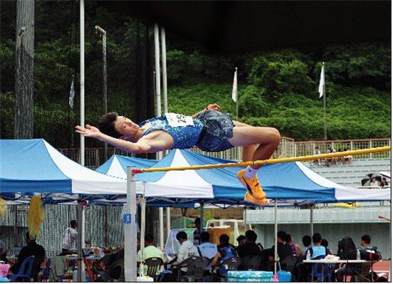 남중부 높이뛰기 한국 기록을 작성한 곽시헌. 사진 한국중고육상연맹