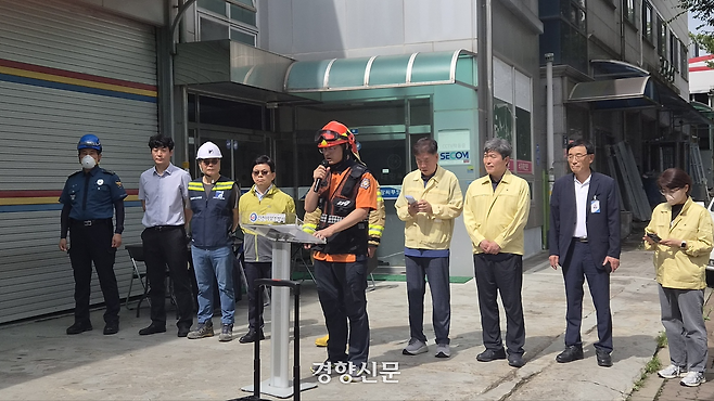 인천 서부소방서 전재인 119재난대응과장이 19일 오전 10시 인천 서해구 석남동 쿠팡32물류센터 앞에서 열린 브리핑에서 진화 과정을 설명하고 있다. 박준철 기자
