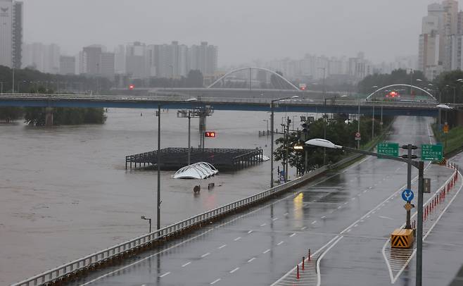 The Dongbu Expressway in Seoul is completely closed to traffic on July 18 following torrential rain. YONHAP