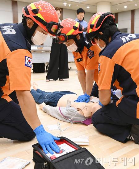 지난해 9월10일 경기 수원시 팔달구 경기도소방재난본부에서 열린 '2025년 펌뷸런스 CPR 경연대회'에 참가한 119구급대원들이 상황극과 함께 심폐소생술(CPR)을 시연하고 있다. 기사 내용과는 무관함./사진=뉴시스
