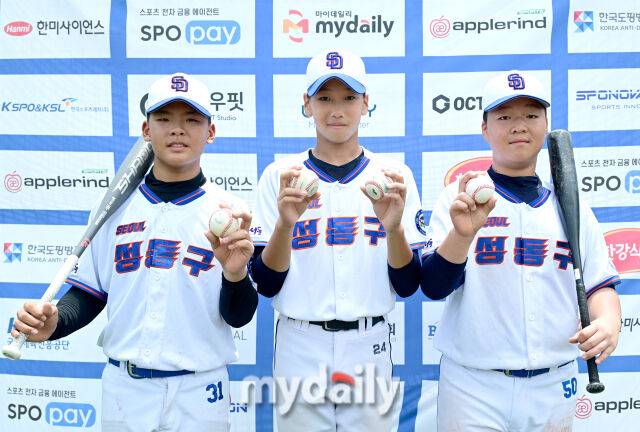 2026년 7월 19일 오전 강원도 횡성군 횡성베이스볼파크에서 열린 '2026 제3회 마이데일리배 전국유소년야구대회' 유소년 백호리그 (U-14) 성동구 유소년야구단과 인제군 유소년야구단의 경기.성동구유소년야구단 신승훈, 곽정후, 이우진(왼쪽부터)이 승리 후 인터뷰 사진촬영을 하고 있다./횡성=유진형 기자