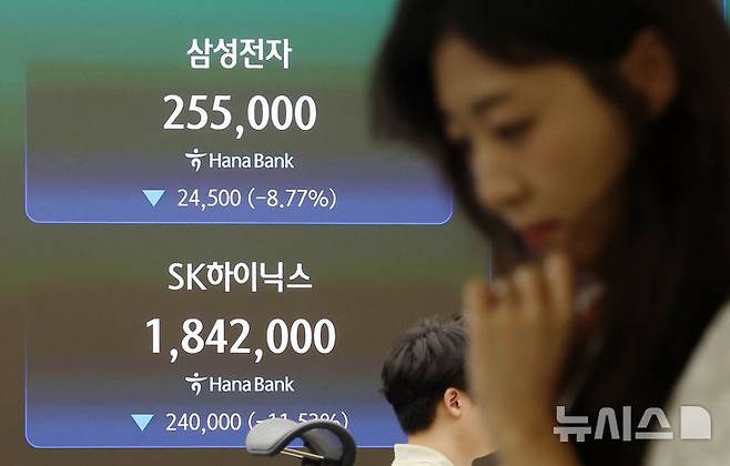 [서울=뉴시스] 조성우 기자 = 코스피가 전 거래일보다 463.81포인트(6.37%) 하락한 6820.60에 마감한 16일 서울 중구 하나은행 딜링룸 전광판에 삼성전자와 SK하이닉스 주가가 표시되고 있다. 2026.07.16. xconfind@newsis.com