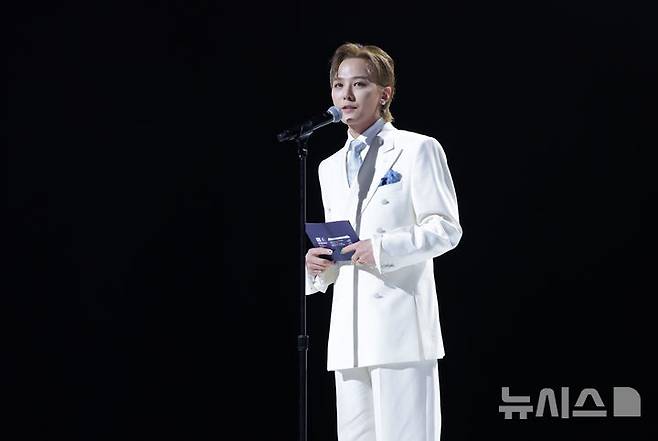 [부산=뉴시스] 김진아 기자 = 가수 GD가 19일 부산에서 열린 제48차 유네스코 세계유산위원회 개회식에서 메시지 퍼포먼스를 하고 있다. 2026.07.19. bluesoda@newsis.com