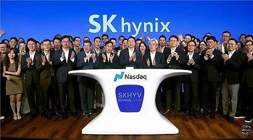 SK하이닉스 ADR 상장식 참석한 최태원 SK 회장 (뉴욕=연합뉴스) 김연숙 특파원 = SK하이닉스가 10일(현지시간) 미국주식예탁증서(ADR) 상장을 통해 미국 나스닥 시장에 입성했다.      SK하이닉스는 이날 오전 뉴욕 타임스스퀘어에 위치한 나스닥 마켓사이트에서 ADR 상장 기념 '오프닝벨' 행사를 열었다.     행사에는 최태원 SK그룹 회장, 최재원 수석부회장, 곽노정 SK하이닉스 최고경영자(CEO) 등 그룹과 회사 주요 경영진이 대거 참석했다.     오프닝벨과 함께 SK하이닉스의 공식 거래가 시작됐다.      최태원 SK 회장과 곽노정 SK하이닉스 대표 등 관계자들이 ADR 상장식에 참석해 박수를 치고 있다. 2026.7.10 [SK하이닉스 유튜브 캡처. 재판매 및 DB 금지] nomad@yna.co.kr