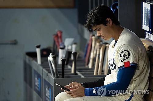 경기 중 더그아웃에서 태블릿PC로 영상 체크하는 오타니 쇼헤이 [AP=연합뉴스]