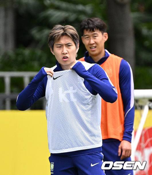 [OSEN=사포판(멕시코), 이대선 기자] 홍명보 감독이 이끄는 대한민국 축구국가대표팀이 15일(한국시각) 멕시코 과달라하라 인근 사포판의 치바스 베르데 바예에서 훈련을 진행했다.대표팀은 전날 A조 1차전에서 체코를 상대로 2-1 역전승을 거뒀다. 남아프리카공화국을 2-0으로 제압한 개최국 멕시코에 이은 조 2위다.대한민국 이강인, 손흥민이 훈련을 하고 있다. 2026.06.15 /sunday@osen.co.kr