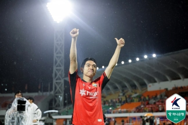 강원 김대원이 18일 김천 상무전 승리 후 홈팬 앞에서 기뻐하고 있다. 프로축구연맹 제공