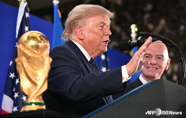 도널드 트럼프 미국 대통령(왼쪽)과 지아니 인판티노 FIFA 회장. /AFPBBNews=뉴스1