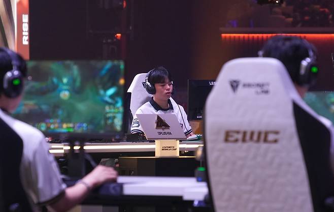 젠지 대 DK (파리=연합뉴스) 김주환 기자 = 18일(현지시간) 프랑스 포르트 드 베르사유 전시장에서 열린 e스포츠 월드컵(EWC) 4강전에서 젠지 선수들 사이로 건너편의 디플러스 기아(DK)의 메달과 '스매시' 신금재가 보이고 있다. 2026.7.18 jujuk@yna.co.kr