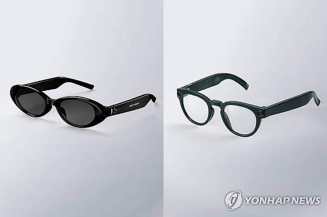 삼성, 첫 AI 스마트글래스 공개 (서울=연합뉴스) 삼성전자와 구글이 19일(현지시간) 미국 캘리포니아주 마운틴뷰 구글 본사에서 열린 '구글 I/O 2026'에서 '안드로이드 XR' 기반 AI 글라스 2종을 선보였다. 
    이번 제품은 삼성전자가 앞서 선보인 '갤럭시 XR'과 달리 일반 안경 형태로 착용하는 스마트글래스 제품으로, 삼성전자가 해당 제품군을 공개한 것은 이번이 처음이다. 삼성전자와 구글은 글로벌 안경 브랜드 '젠틀몬스터', '워비파커'와 협업해 디자인을 개발했다. 신규 AI 글라스는 올해 하반기 출시될 예정이다. 사진은 구글 I/O 2026에서 공개된 AI 글라스 젠틀몬스터(왼쪽)와 워비파커 디자인 컨셉 이미지. 2026.5.20 [삼성전자 제공. 재판매 및 DB 금지] photo@yna.co.kr