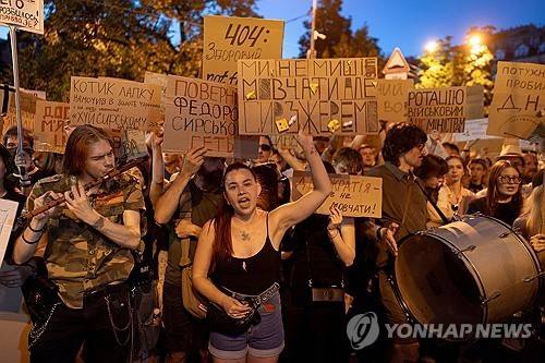 페도로우 전 국방장관 해임 항의 시위 [로이터=연합뉴스]