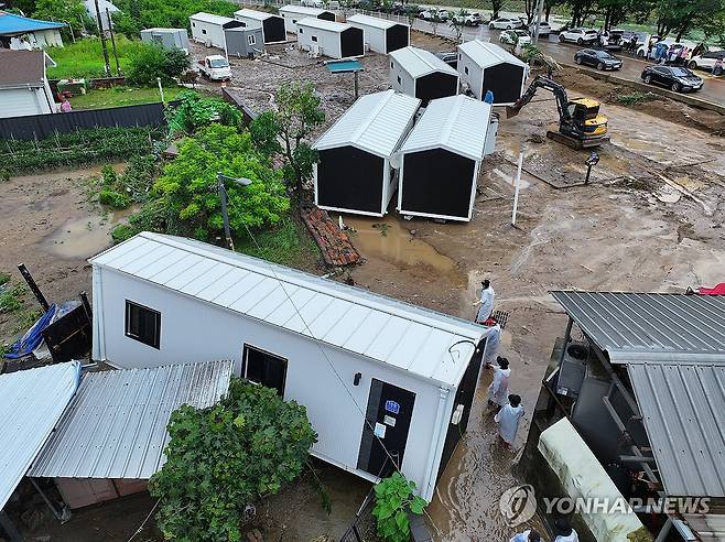 폭우에 담벼락 덮친 산불 이재민 임시주택 (안동=연합뉴스) 윤관식 기자 = 19일 경북 안동시 일직면 귀미1리에 설치된 산불 이재민 임시주택이 폭우에 떠밀려 주택 담벼락을 뚫고 들어와 있다. 2026.7.19 psik@yna.co.kr
