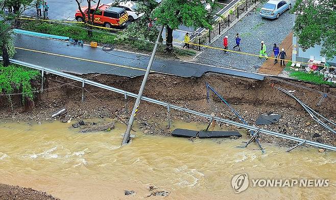 폭우에 유실된 도로 (의성=연합뉴스) 윤관식 기자 = 19일 경북 의성군 단촌면 구계리의 한 도로가 폭우로 유실돼 있다. 2026.7.19 psik@yna.co.kr