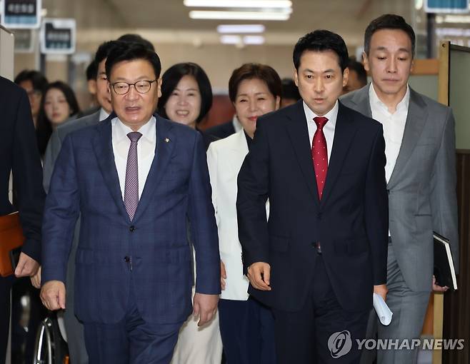 국민의힘 최고위원회의 입장 (서울=연합뉴스) 황광모 기자 = 국민의힘 장동혁 대표와 정점식 원내대표가 16일 국회에서 열린 최고위원회의에 입장하고 있다. 2026.7.16 hkmpooh@yna.co.kr