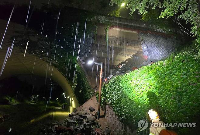 벽돌 무너져 내린 원주 반곡동 굴다리…양방향 통행 차단 (원주=연합뉴스) 18일 밤과 19일 새벽 사이 강원 남부 내륙에 많은 비가 내린 가운데 이날 오전 0시 29분께 원주시 반곡동의 한 굴다리 옆 벽돌이 무너져 경찰과 소방이 양방향 통행을 차단했다. 2026.7.19 [원주소방서 제공.재판매 및 DB 금지] jlee@yna.co.kr