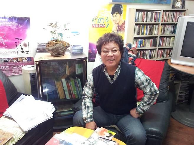 Singer-songwriter Kang Seung-sik, who composed Jang Eun-sooks 1970s hits such as Lets Dance and Your First Love, passed away on the 19th after battling sepsis. The late Kang, who was 72, contributed significantly to the pop music scene as a singer-songwriter and record producer since his debut in 1974.He began his career in 1973 as an acoustic guitarist and released songs such as One Day, Two Days, Three Days and Dont Forget My Heart. In the mid-1980s, he founded a music agency and demonstrated his musical prowess by producing several albums, including Park Sang-kyus Yekma.After living in the United States, he returned to Korea in 2003 and settled in the Jeonbuk region, where he served as the chairman of the Jeonbuk Chapter of the Korea Singers Association. He also dedicated himself to the development of local music until the very end of his life, founding organizations such as the Jeonbuk Singers Association and the Yeongnam-Honam Cultural Exchange Association.He is survived by his wife, singer Yang Mi-kyung, and three sons and one daughter. The funeral hall has been set up at the Jeonju Geumseong Funeral Home in Jeonbuk, and the funeral service is scheduled to be held at 9:00 a.m. on the 21st.