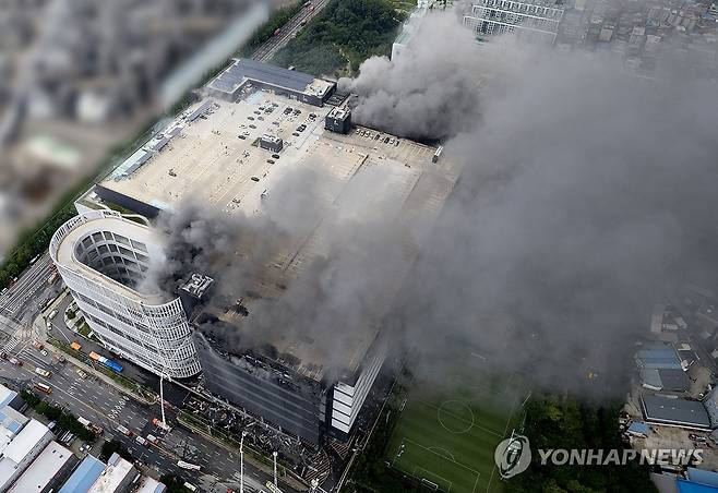 진화 작업 계속되는 인천 쿠팡 물류센터 (인천=연합뉴스) 김성민 기자 = 19일 이틀째 화재가 이어지고 있는 인천 서해구 석남동 쿠팡32물류센터에서 소방관들이 진화 작업을 하고 있다. 2026.7.19 ksm7976@yna.co.kr